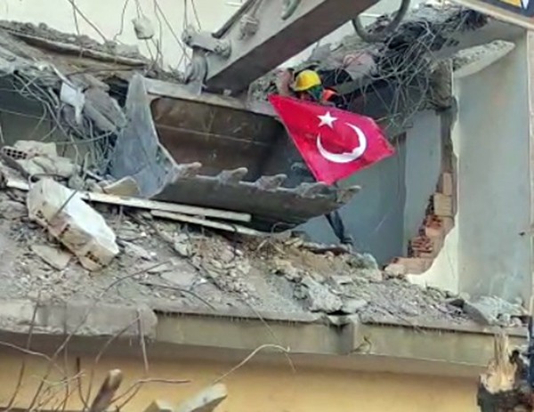 Yıkımda işçinin bayrak hassasiyeti 