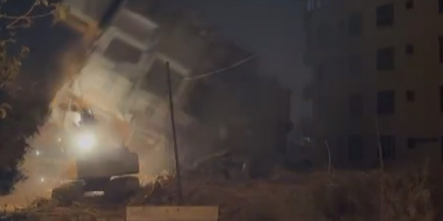 Yıkımı gerçekleştirilen 6 katlı bina iş makinasının üzerine çöktü!