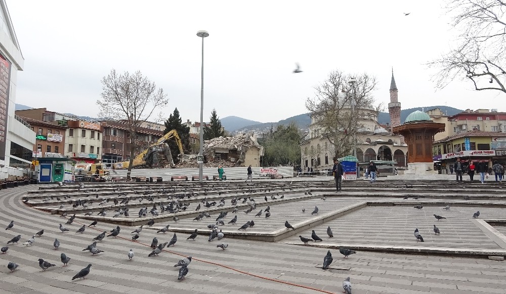 Yıkımı insanlar yerine güvercinler izledi 