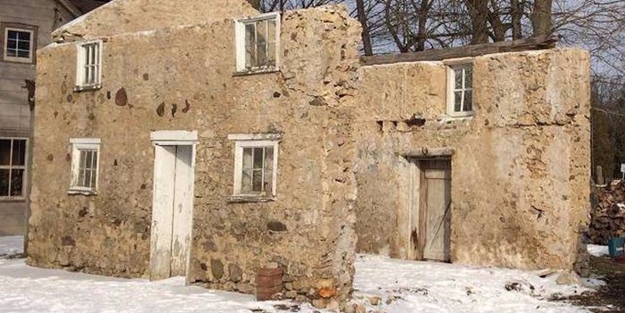 Yıkıntı binayı satın alıp bakın ne hale getirdi!