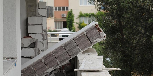 Yıkmak istediği duvarın altında kaldı