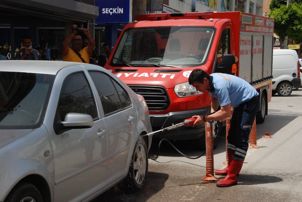 Yılan otomobilden inip, itfaiye aracına bindi 