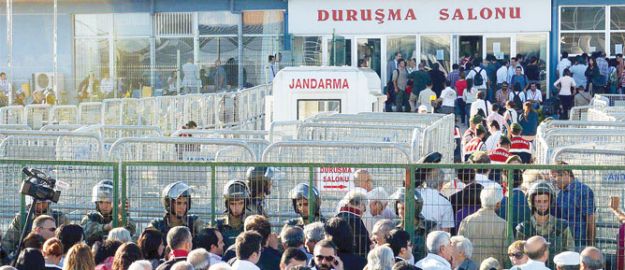 Yılanın başı da ezilmeli