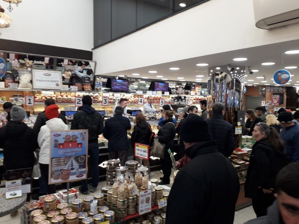 Yılbaşı, kuruyemişçilerde kuyruk oluşturdu 