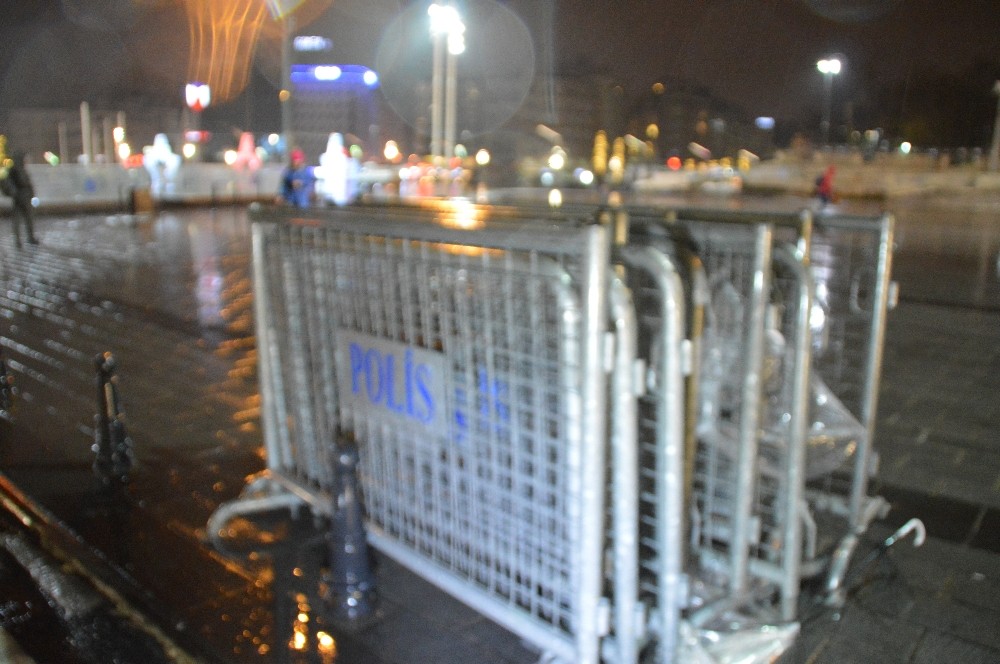 Yılbaşı öncesi Taksim Meydanı’na polis bariyerleri getirildi 