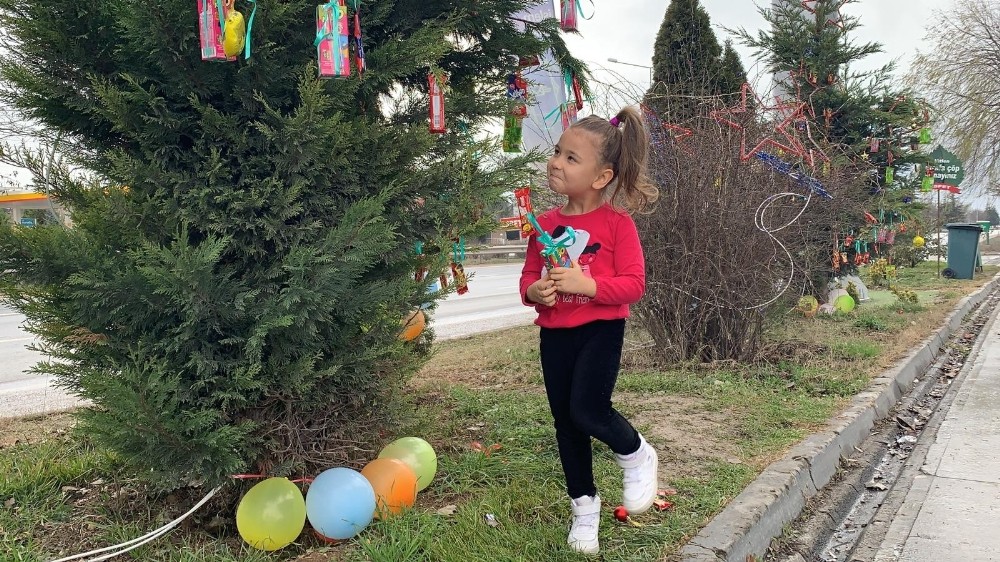 Yılbaşında ağaçlar çocuklar için süslendi 