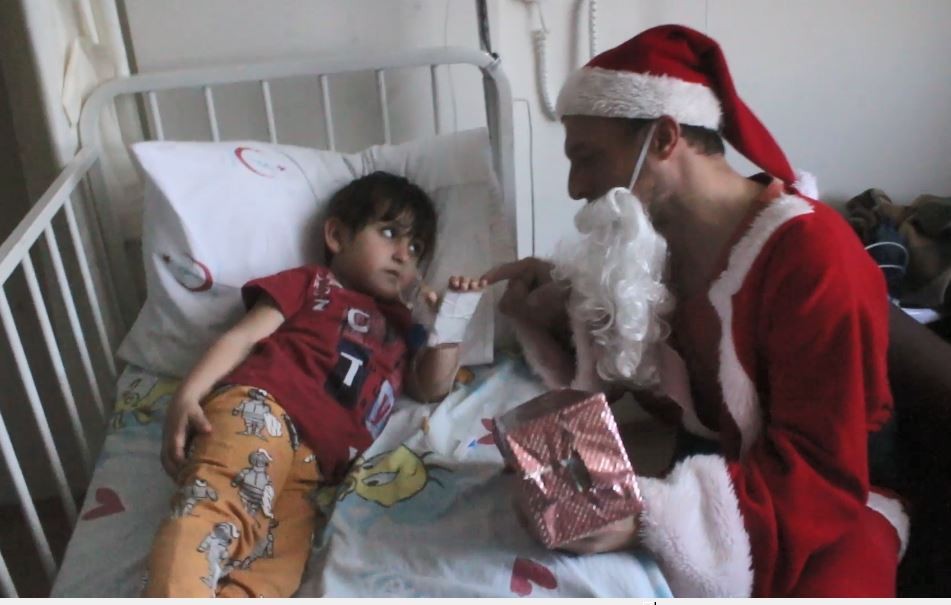 Yılbaşında Noel Baba kostümü giyerek hasta öğrencilerini ziyaret ettiler 