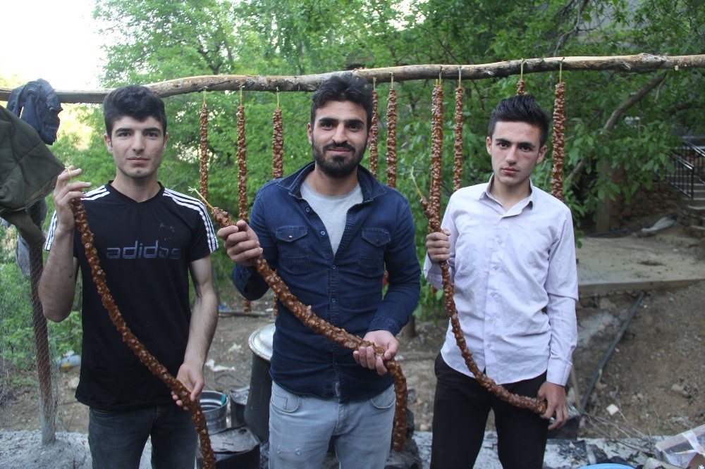 Yılda 500 ton cevizli sucuk üretiyorlar 