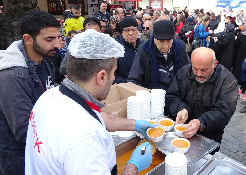 Yılda bir defa pişen çorbadan içmek için yüzler metre kuyruk oluşturdular 
