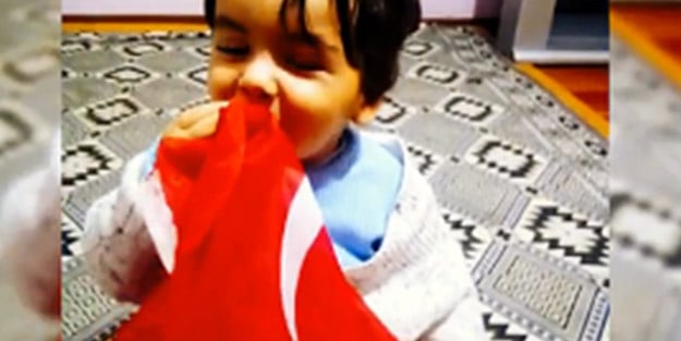 O cümleleri duyan bebek Türk bayrağını öpüyor!