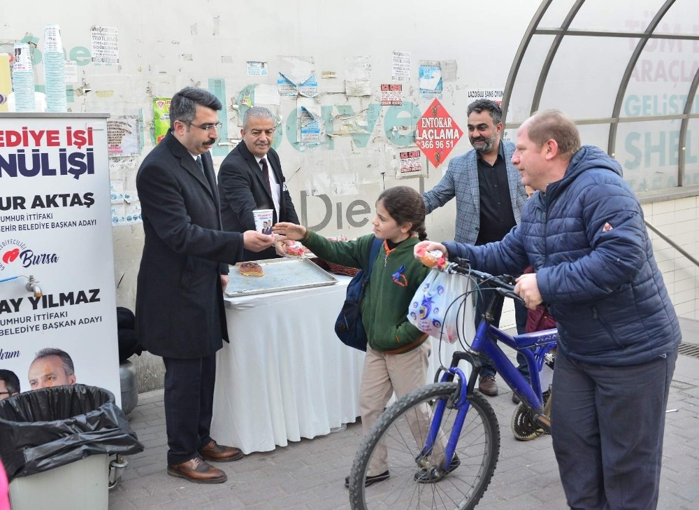 Yıldırım Belediye Başkan Adayı Yılmaz’dan vatandaşa sıcak çorba ikramı 