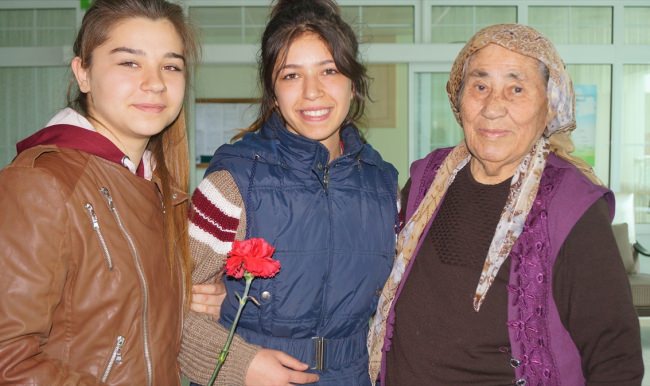 Yıldırım Beyazıt Üniversitesi öğrencileri huzurevini ziyaret etti