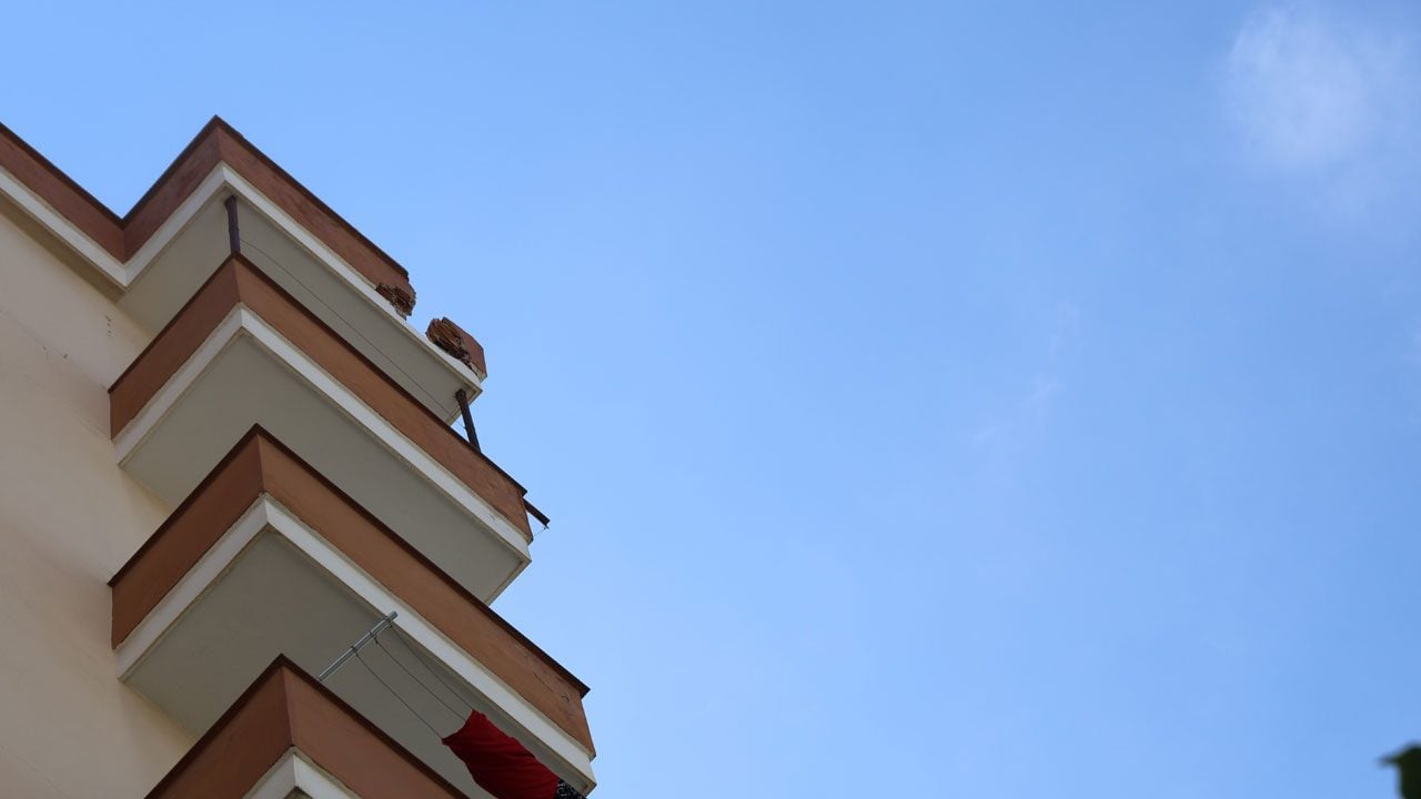 Yıldırım düşen apartmandaki hasar gün ağarınca ortaya çıktı!