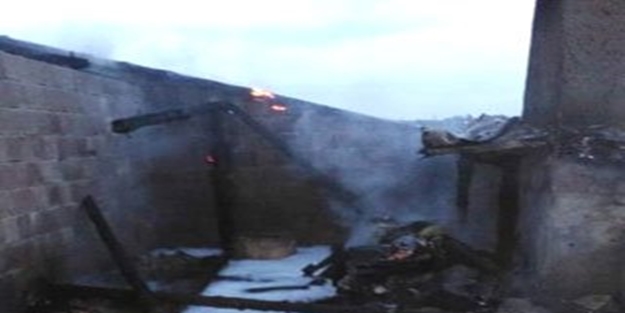 Yıldırım düşen ev yandı