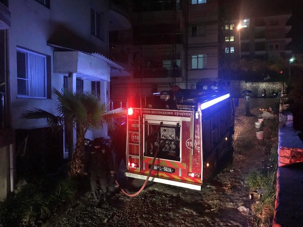 Yıldırım düşen evde yangın çıktı 
