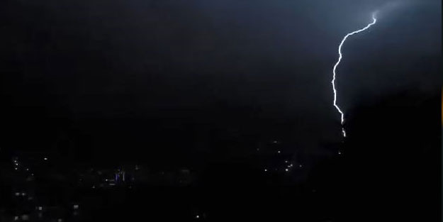 Yıldırım düşme anı görüntülendi