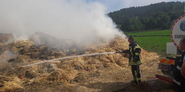 Yıldırım düştü! 10 ton saman yandı