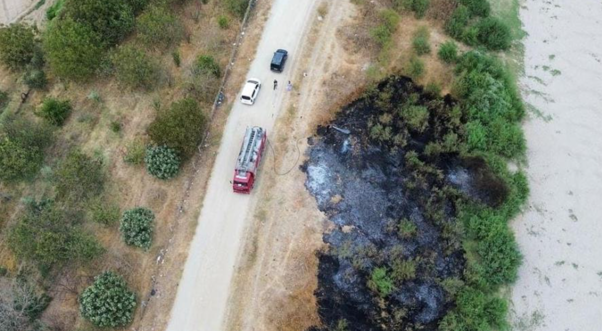 Yıldırım düştü, otluk alan yandı