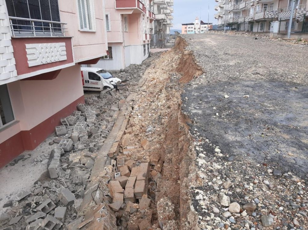 Yıldırım duvarı yıktı 