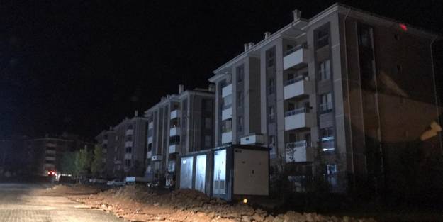 Yıldırım elektrik direğine isabet etti! Bir ilimiz karanlığa gömüldü