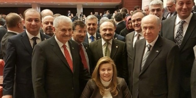 Yıldırım ile Bahçeli'den hatıra fotoğrafı
