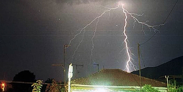 Yıldırım isabet eden 9 kişi öldü!