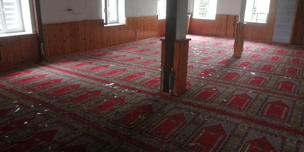 Yıldırım isabet eden camide hasar oluştu
