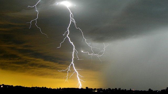 Yıldırım isabet eden çocuk öldü