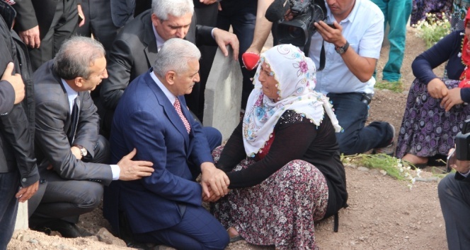 Yıldırım, patlama sonucu ölen 16 köylünün mezarını ziyaret etti