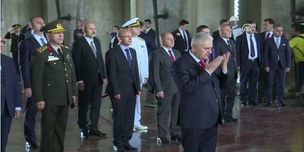 Yıldırım saygı duruşunda Fatiha okudu
