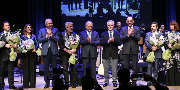 Yıldırım ve Uysal 'Esat Kabaklı 50. Yıl Özel Konseri'ne katıldı