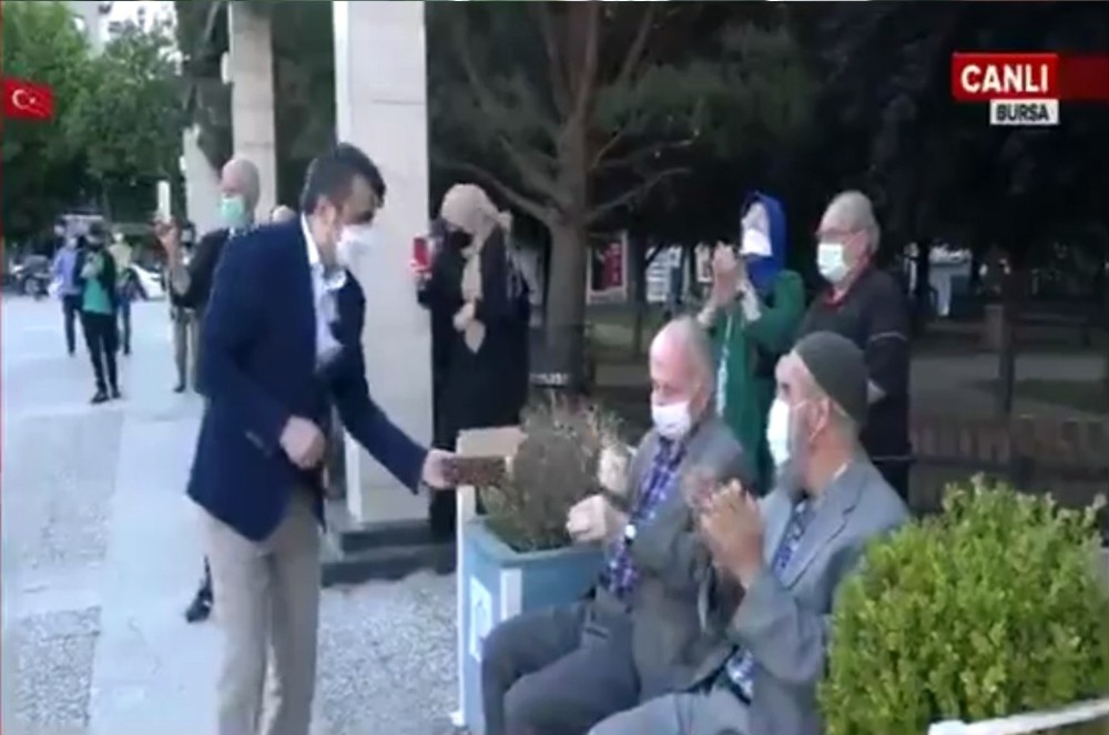 Yıldırım’da yaşlılara destek Ramazan Bayramı’nda da devam etti 