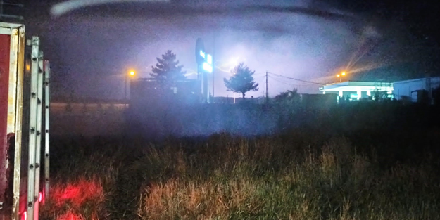 Yıldırımın düştüğü tarla alev alev yandı