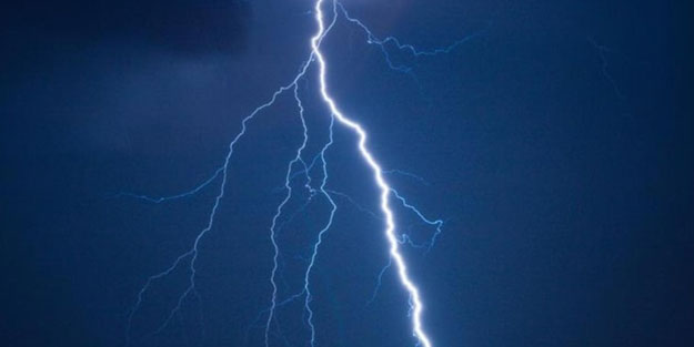 Yıldırımın isabet ettiği 2 kişi öldü