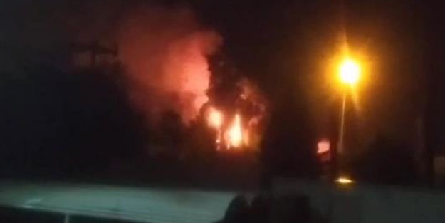 Yıldırımın isabet ettiği ağaçlık alanda yangın