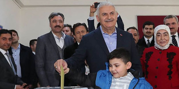 Yıldırım'ın oy kullandığı okulda gerginlik! O slogandan rahatsız oldular