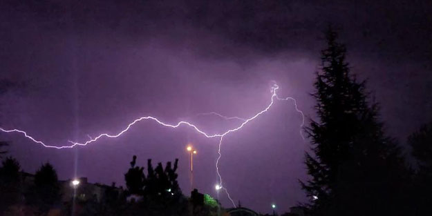 Yıldırımlar görsel şölen oluşturdu