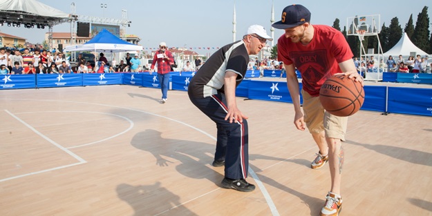 Yıldız basketbolculardan sokak basketboluna destek