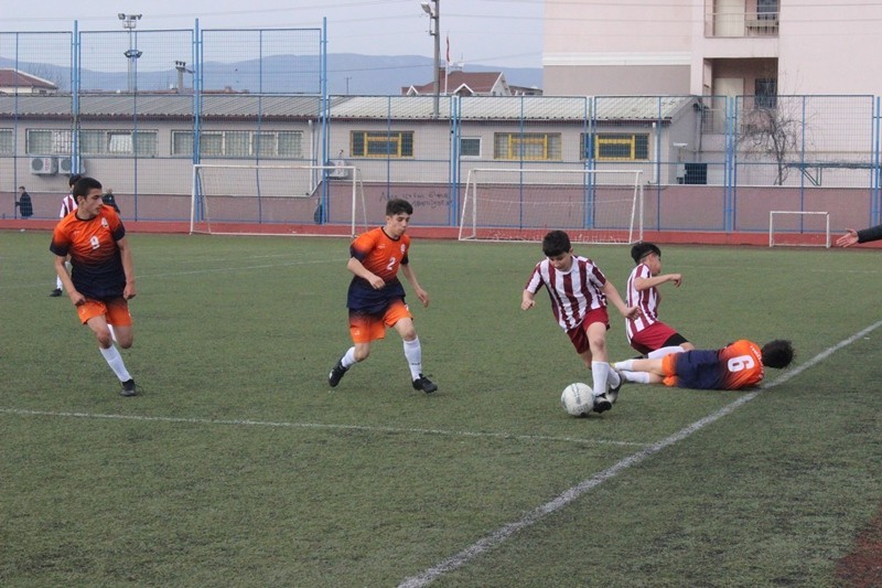 Yıldız erkekler futbol şampiyonu Mehmet Akif Okulu oldu 