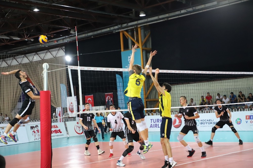 Yıldız erkekler voleybol derbisi Beşiktaş’ın 