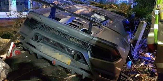 Yıldız futbolcu aracıyla kaza yaptı