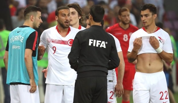 Yıldız futbolcu Cenk Tosun kamptan ayrıldı