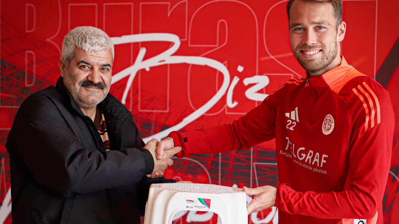 Yıldız futbolcu güvenlik görevlisine tabure hediye etti!