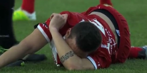 Yıldız futbolcu rakibinin ayağını kırdı