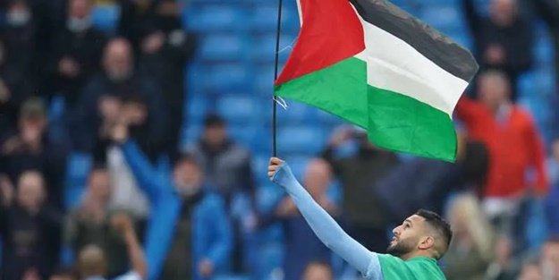Yıldız isim şampiyonluk kutlamasında Filistin bayrağı açtı