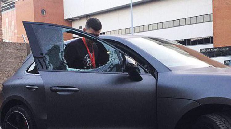 Yıldız ismin arabasına taşlı saldırı!