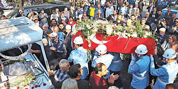 Yıldız Kenter toprağa verildi