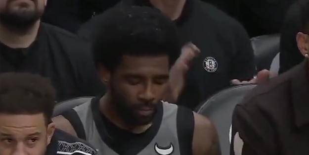 Yıldız oyuncu saha kenarında orucunu açıp maça çıktı!