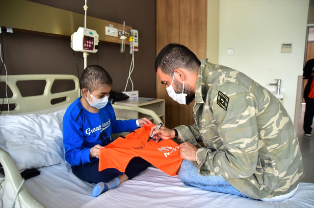 Yıldız oyuncudan anlamlı ziyaret