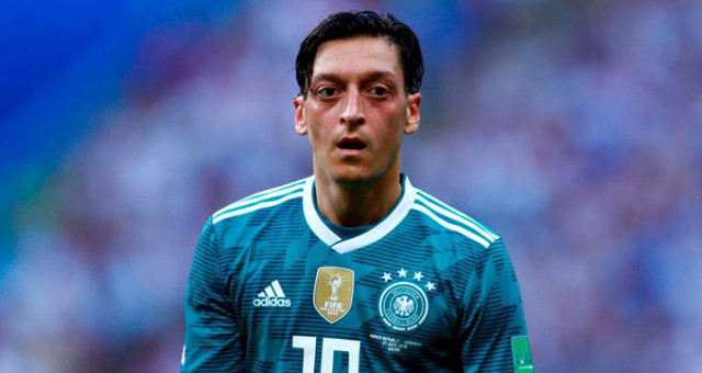 Yıldız oyuncudan Mesut Özil'e destek: Saygı duymalısınız